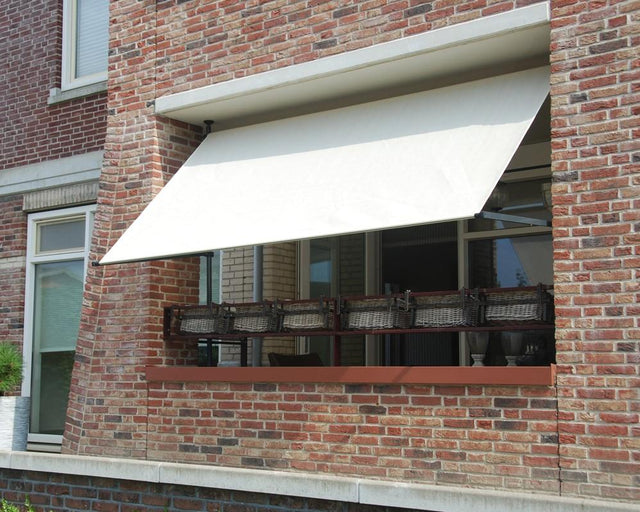 Een zonnescherm op uw balkon ophangen zonder boren
